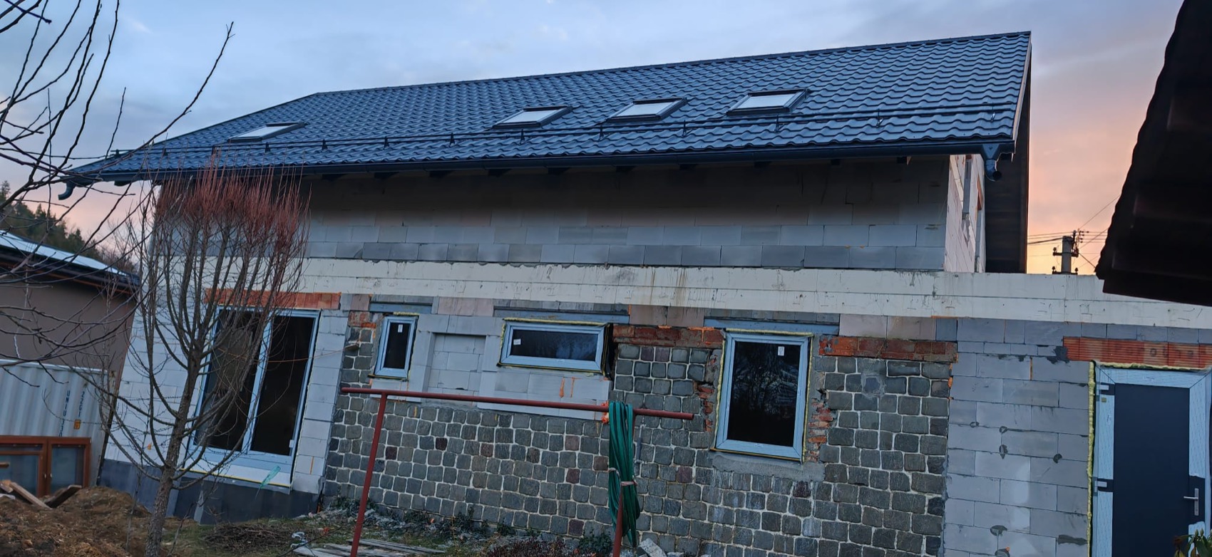 Nová střecha s taškami a střešními okny